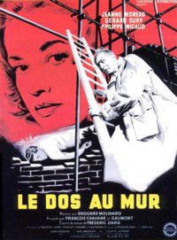Le dos au mur