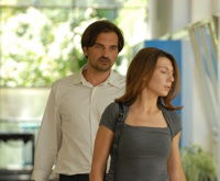 Iza stakla (2008)