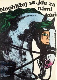 Neohlízej se, jde za námi kùn (1979)