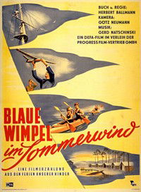 Blaue Wimpel im Sommerwind