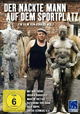 Der nackte Mann auf dem Sportplatz