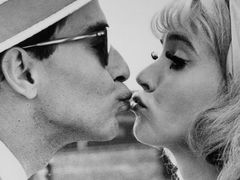 Les Fiancés du Pont Mac Donald ou (Méfiez-Vous des Lunettes Noires) (1961)
