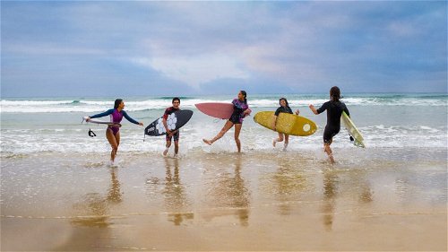 Netflix onthult trailer van zomerse surfserie 'Surviving Summer'