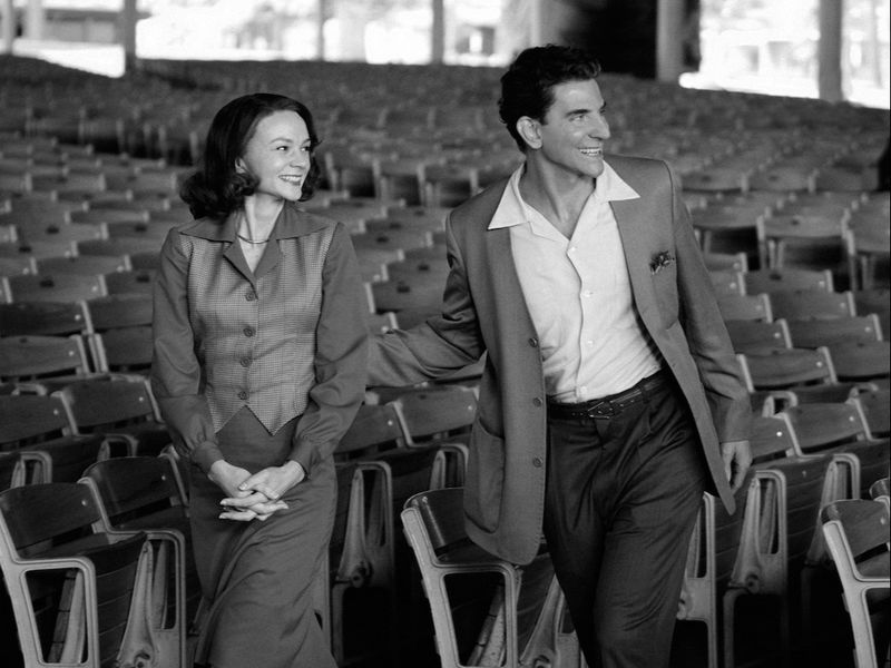 Carey Mulligan als Felicia Montealegre en Bradley Cooper als Leonard Bernstein, via Netflix