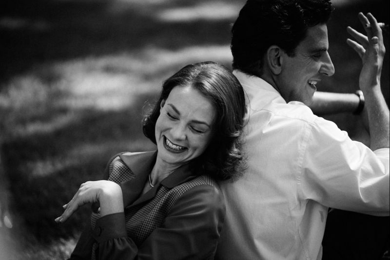 Carey Mulligan als Felicia Montealegre en Bradley Cooper als Leonard Bernstein, via Netflix