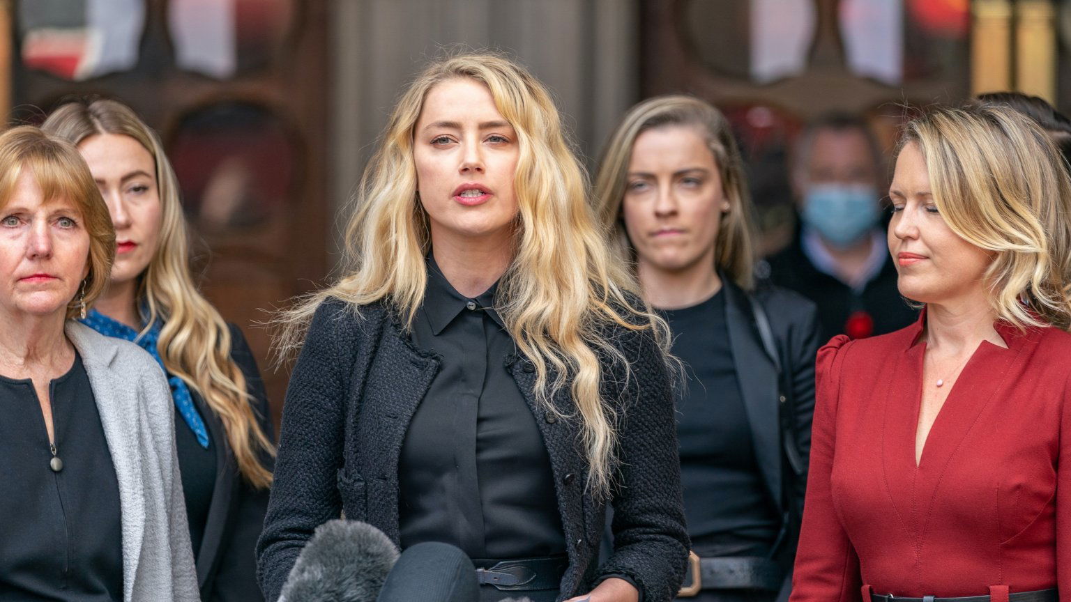 Amber Heard teleurgesteld in uitspraak jury: 'Een tegenslag voor alle vrouwen'