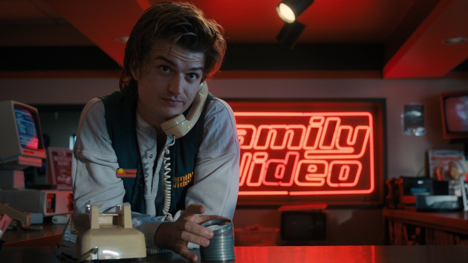 'Stranger Things'-makers over Steve: 'Hij zou eigenlijk in seizoen 1 doodgaan'