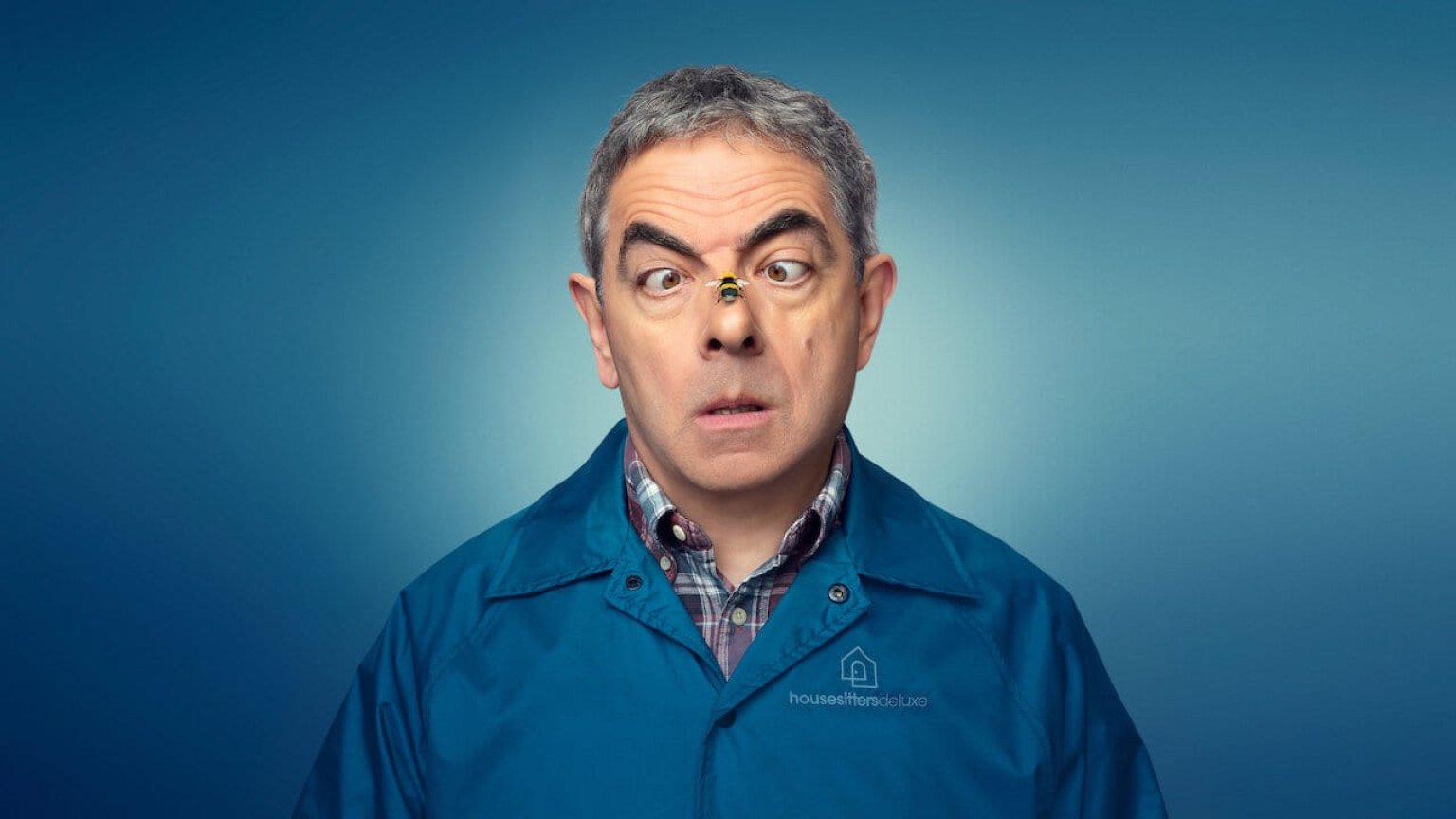 Rowan Atkinson verstoort 'The Queen's Gambit'-schaakspel in nieuwe teaser Netflix-serie 'Man vs. Bee'