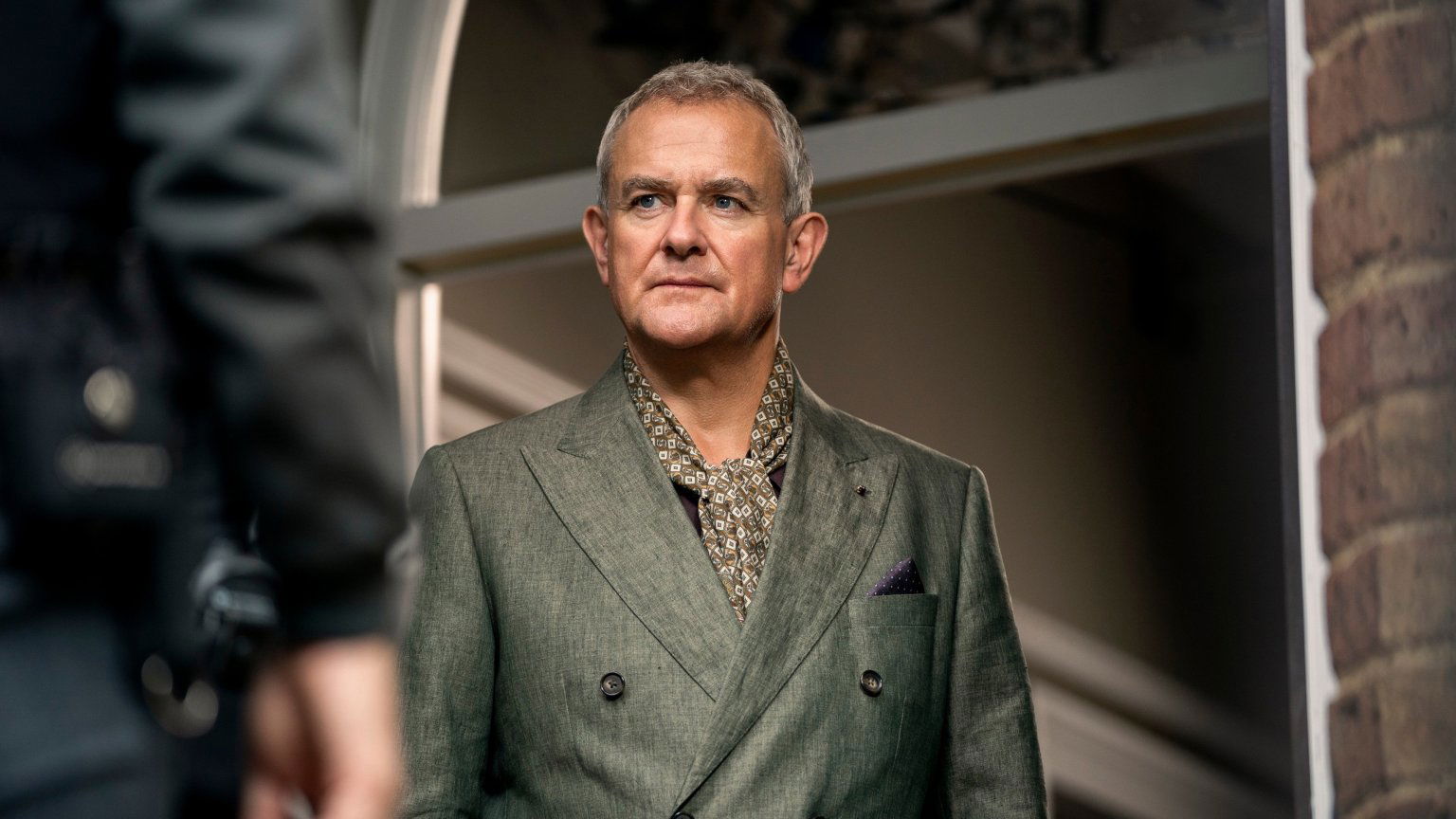 Netflix onthult eerste beelden thriller 'I Came By' met Hugh Bonneville en George MacKay