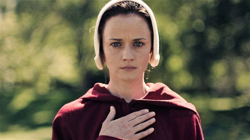 'The Handmaid's Tale'-schrijver reageert op abortusbesluit: 'Ik dacht dat ik fictie had geschreven'