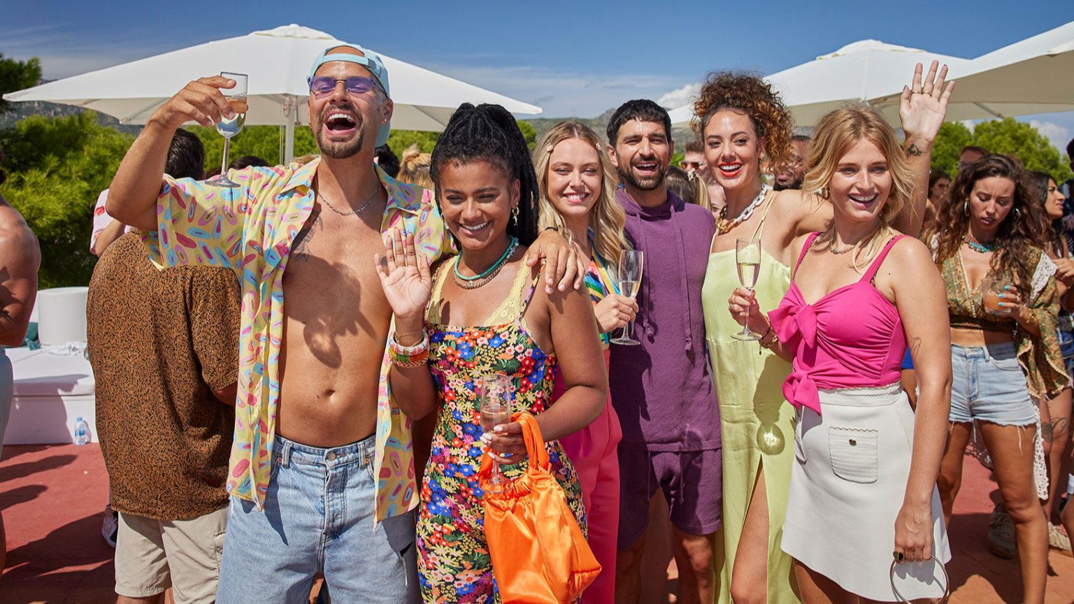 Zomerse komedie 'Costa!!' met Abbey Hoes nu te zien via Pathé Thuis