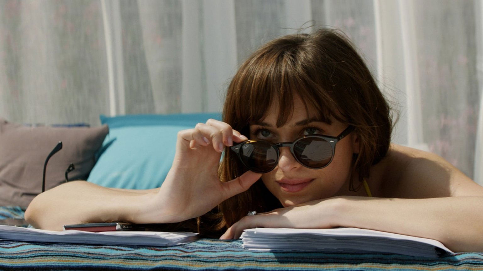 Dakota Johnson blikt terug op hectiek tijdens 'Fifty Shades'-opnames: 'De hele tijd chaos'