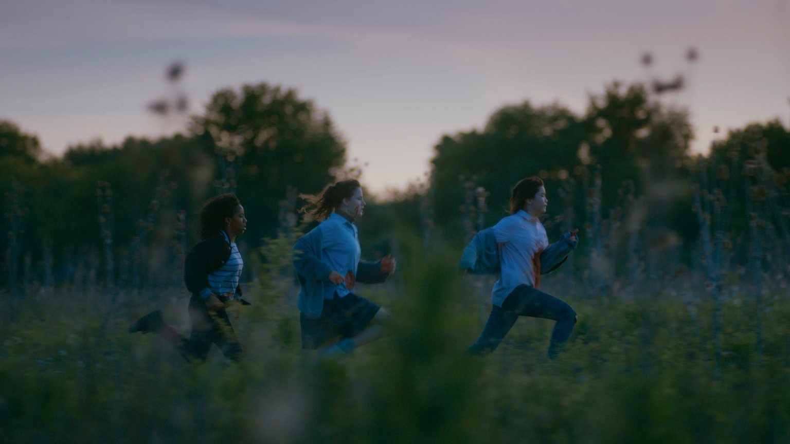 De toekomst ligt op de schouders van vier tijdreizende jonge meiden in de trailer van 'Paper Girls'