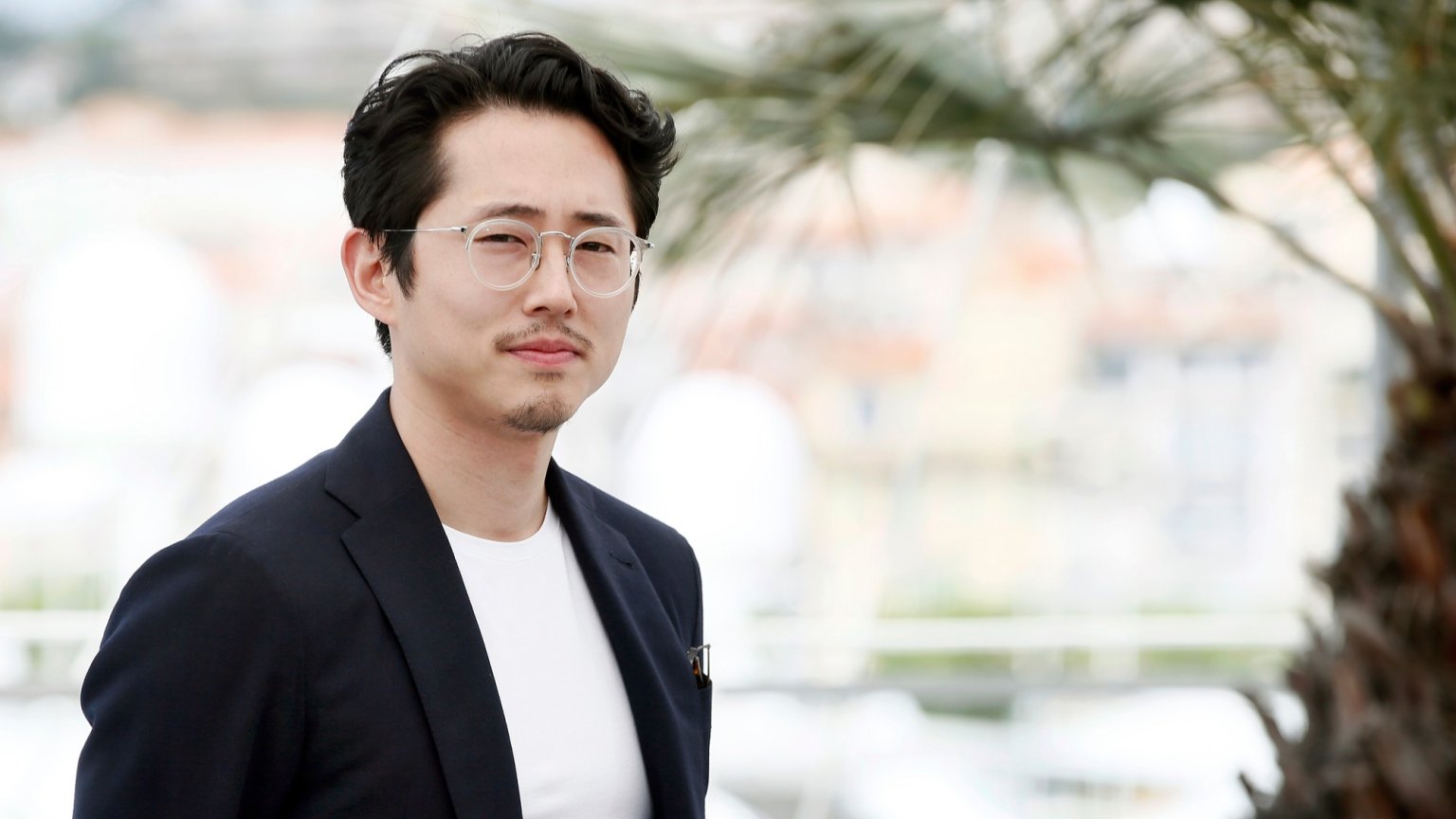 'The Walking Dead'-ster Steven Yeun krijgt een grote bijrol in sciencefictionthriller met Robert Pattinson