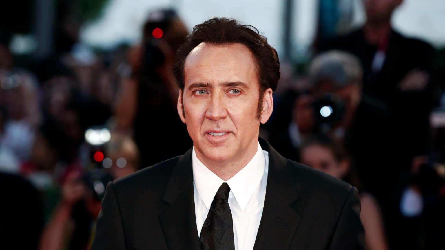 Serie over wodka-liefhebbende draak met Nicholas Cage verplaatst naar Paramount+