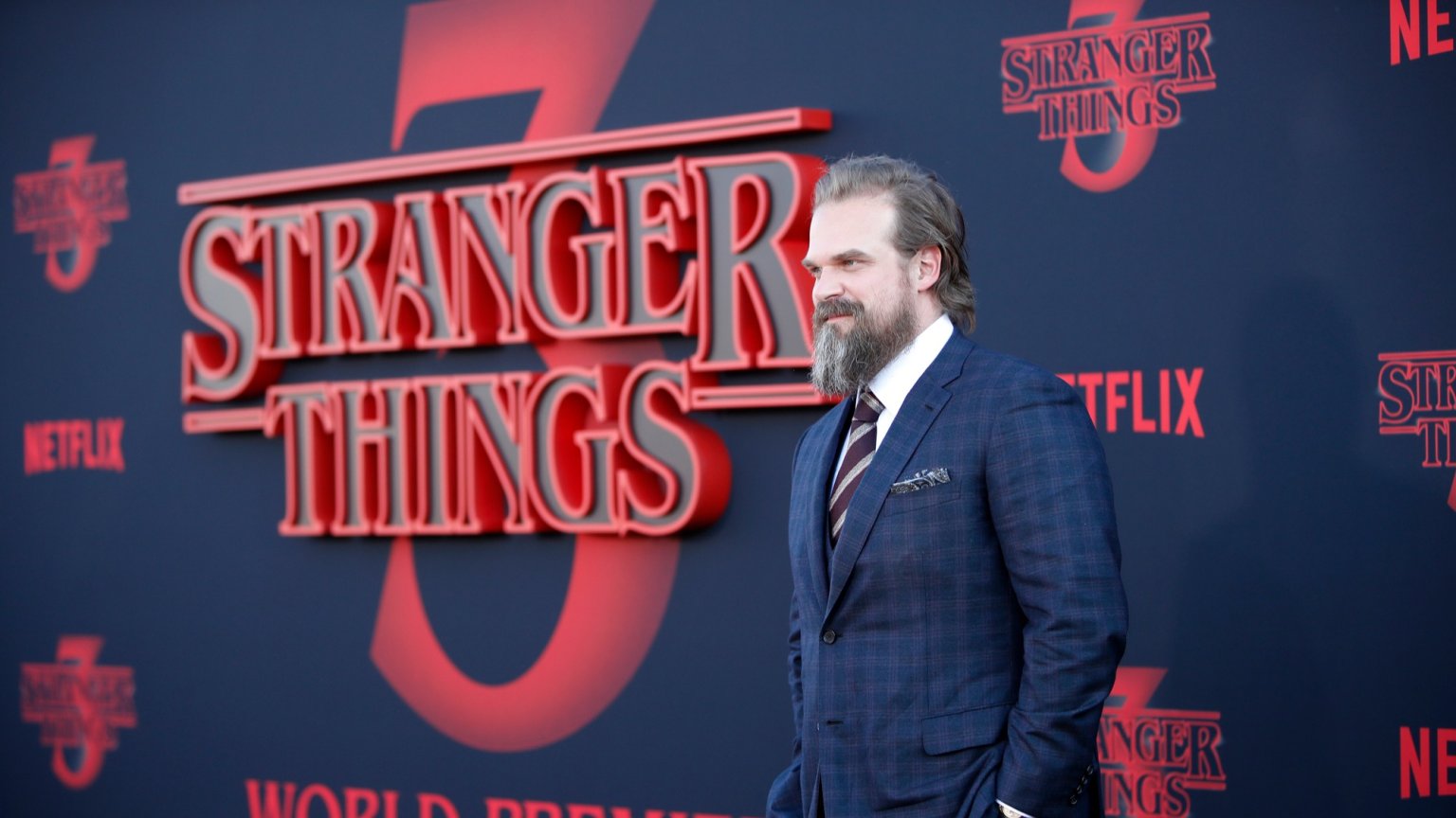 Steeds meer kritiek op 'method acting': 'Stranger Things'-ster David Harbour noemt het gevaarlijk en dom