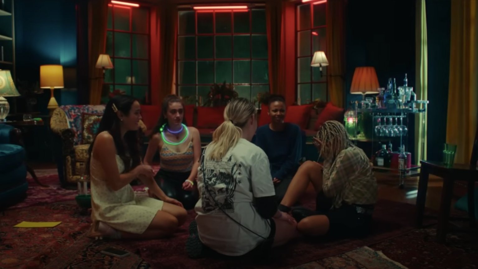 A24 deelt nieuwe trailer van horrorkomedie 'Bodies Bodies Bodies' van Halina Reijn