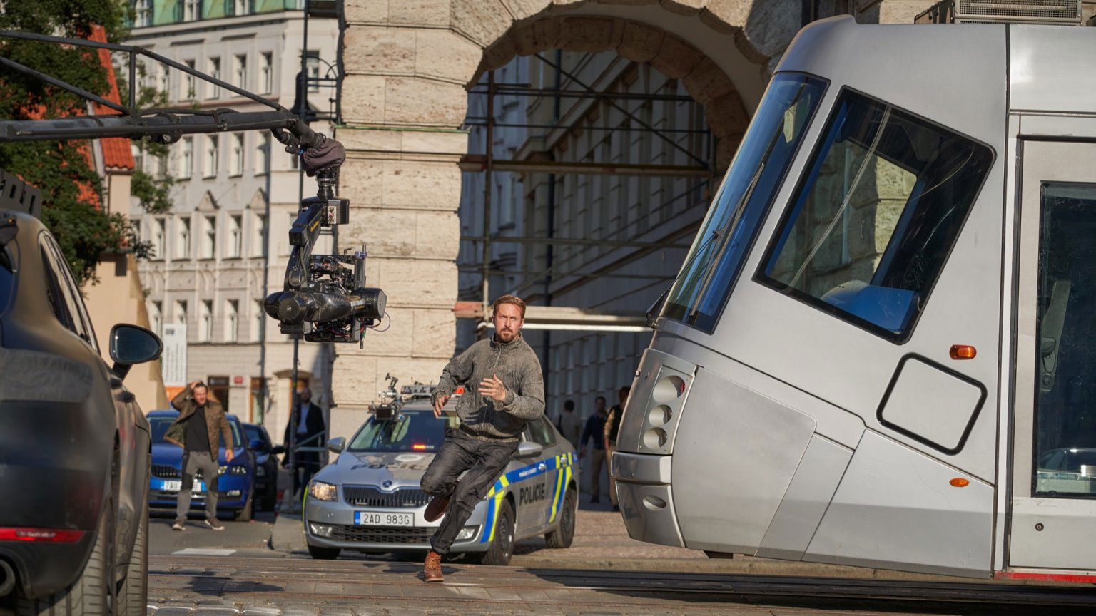 Netflix geeft blik achter de schermen bij 'The Gray Man' met Ryan Gosling, Chris Evans en Ana de Armas