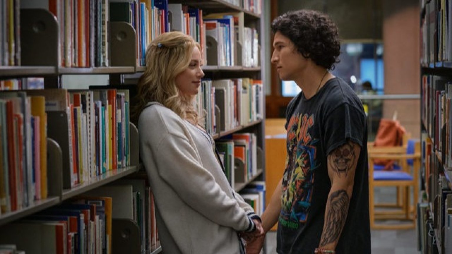 Lili Reinhart komt terecht in een parallelle wereld in de trailer van nieuwe romantische Netflix-film