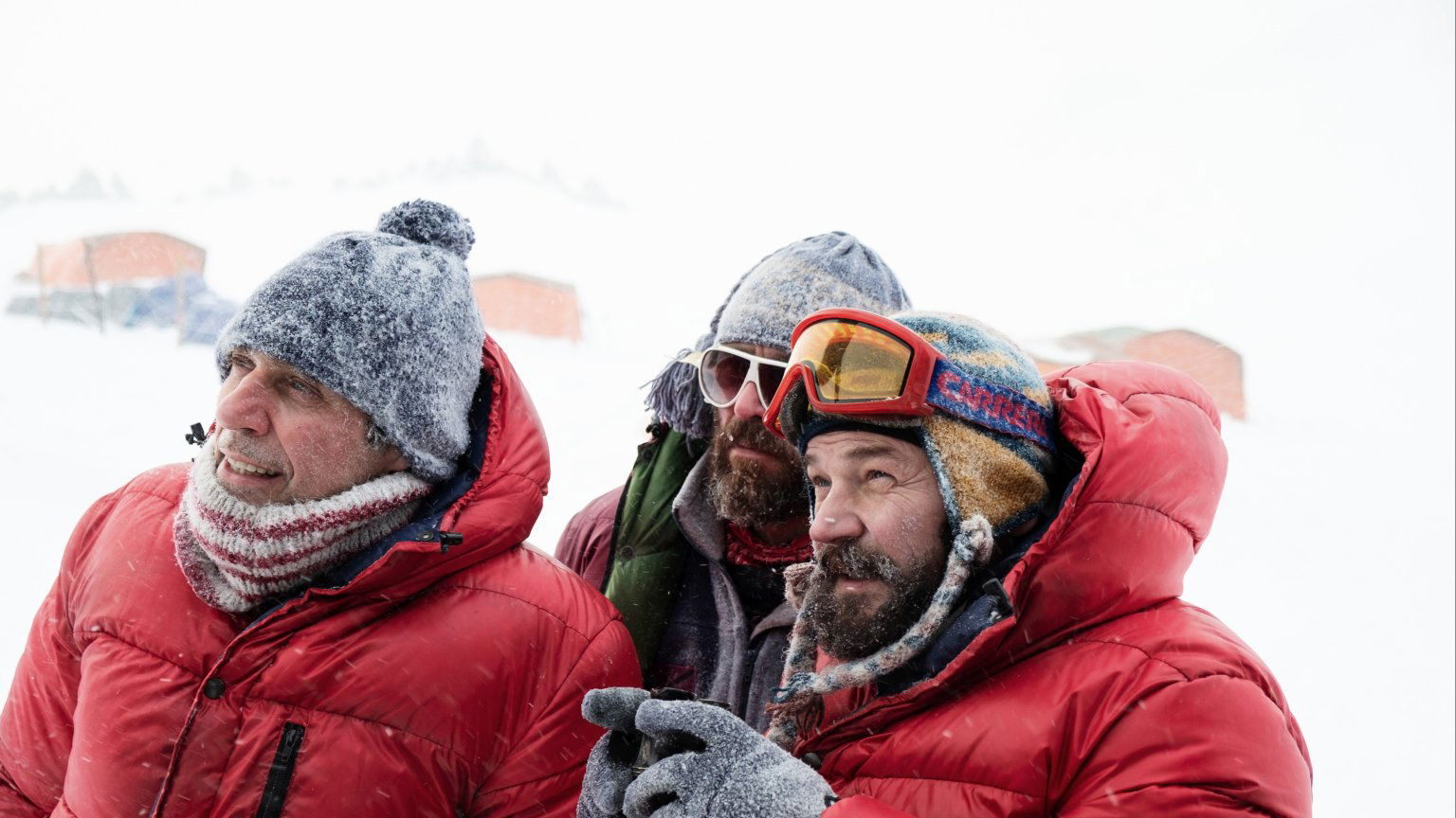 Netflix onthult eerste beelden van waargebeurde dramafilm over legendarische bergbeklimmer