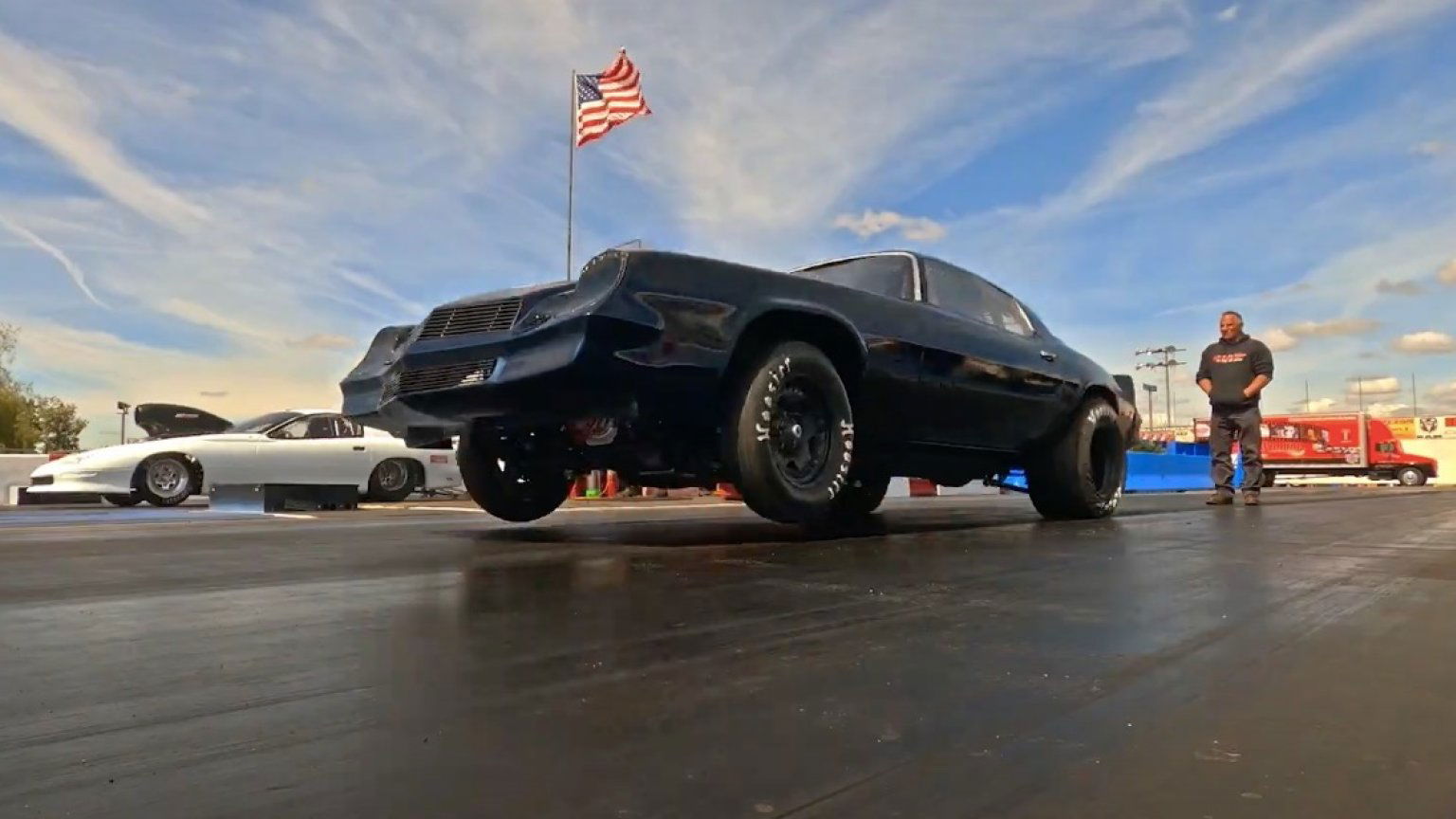 Alles draait om auto's en stunts in de trailer van nieuwe Netflix-serie 'Drive Hard: The Maloof Way'
