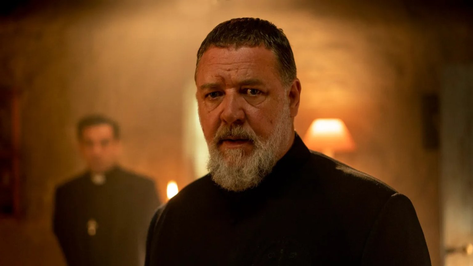 Russell Crowe voor het eerst te zien als exorcist op eerste beelden van waargebeurde thriller