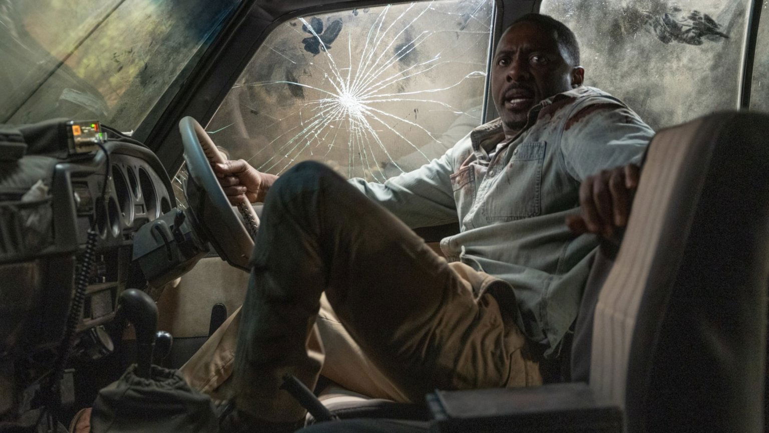 Idris Elba vanaf vandaag te zien in nieuwe horrorfilm over bloeddorstige leeuw