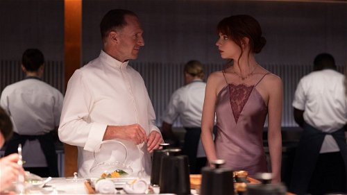 Ralph Fiennes is een boosaardige kok in de nieuwe trailer van horrorkomedie 'The Menu'