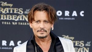 Johnny Depp is koning Lodewijk XV op eerste beeld van nieuwe dramafilm
