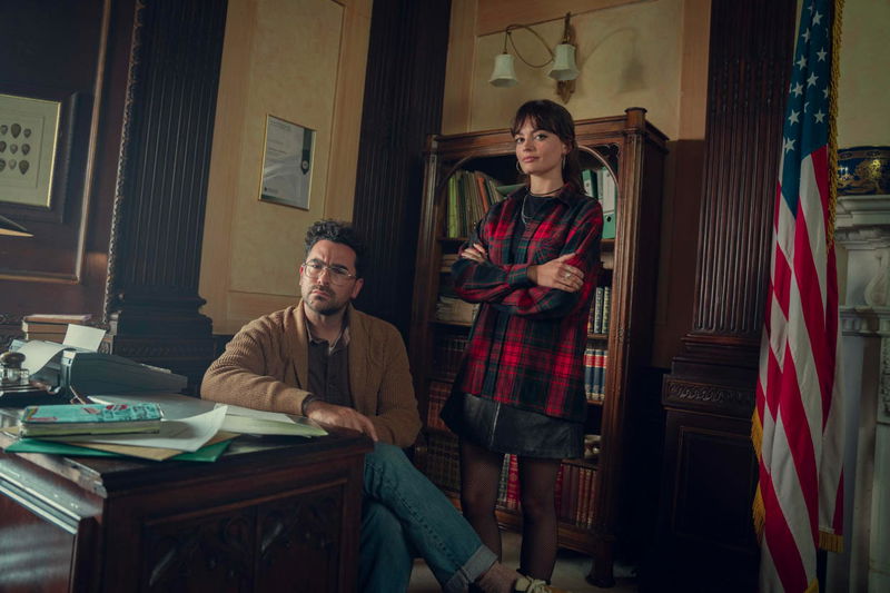 Dan Levy en Emma Mackey in 'Sex Education' seizoen 4