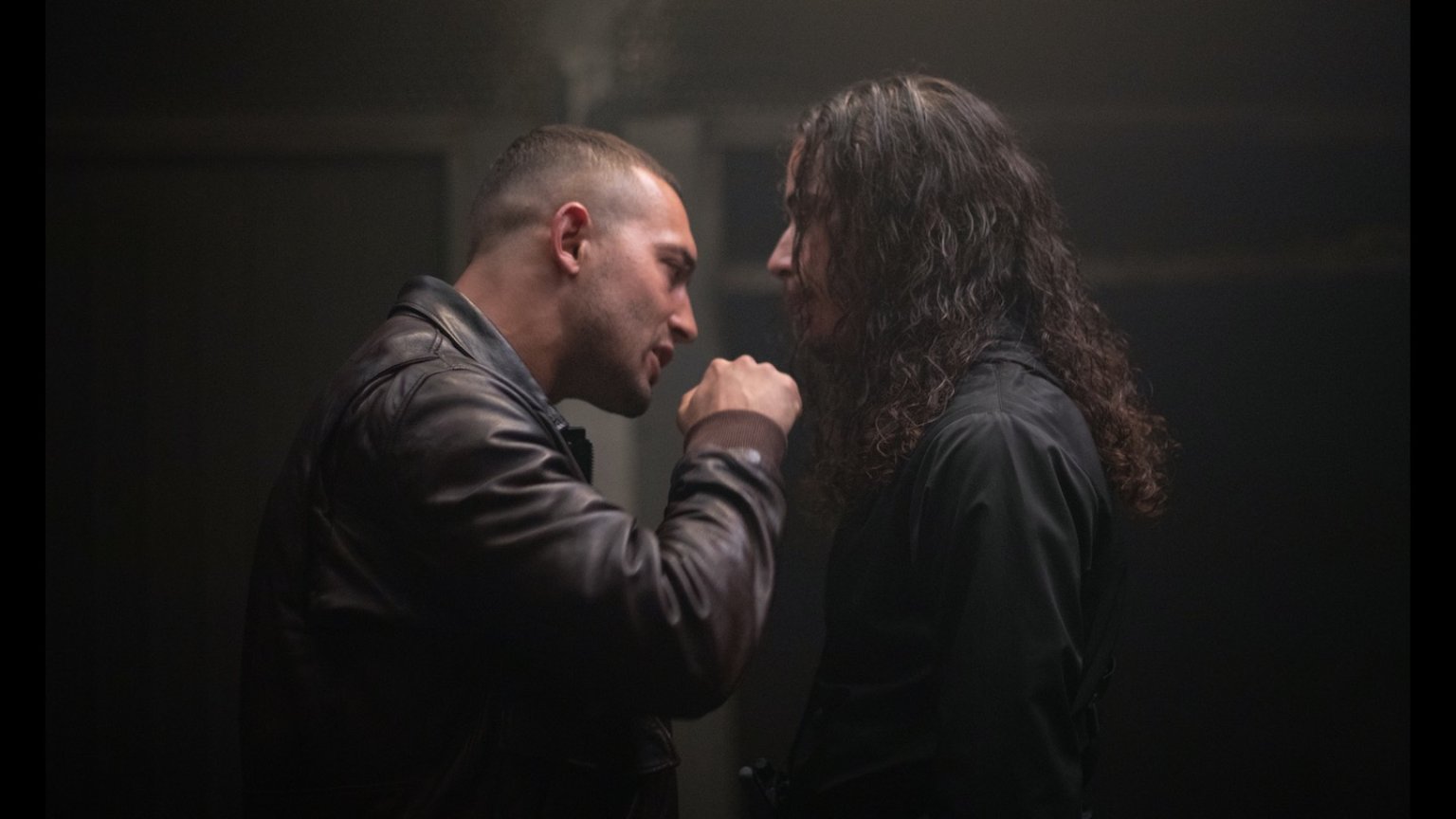 Hevige straatoorlog breekt uit in de trailer van Netflix-actiethriller 'Athena'
