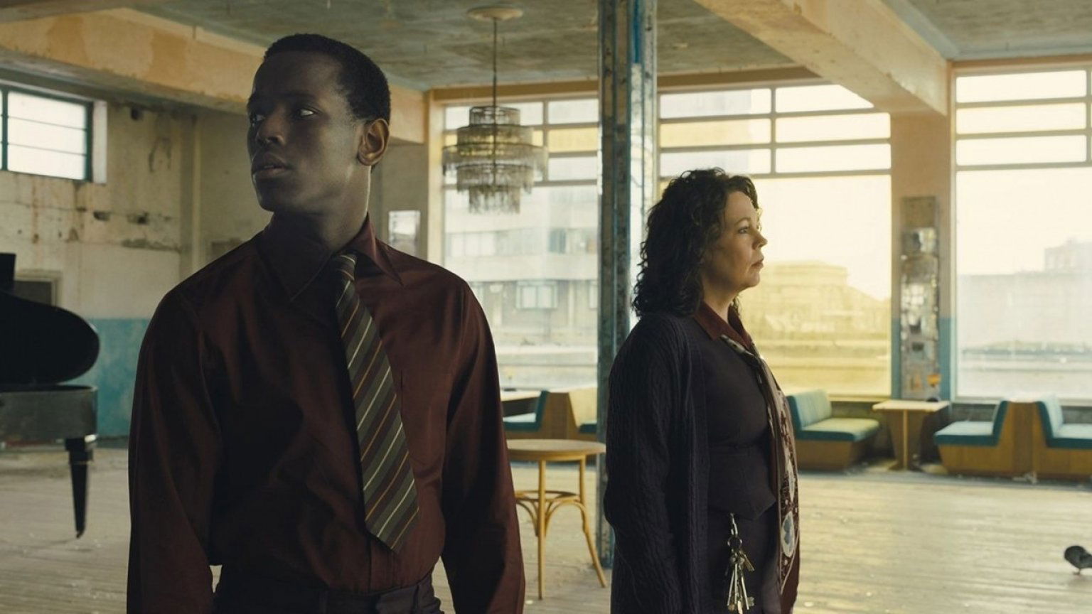 Olivia Colman schittert in de eerste trailer van romantische dramafilm 'Empire of Light'