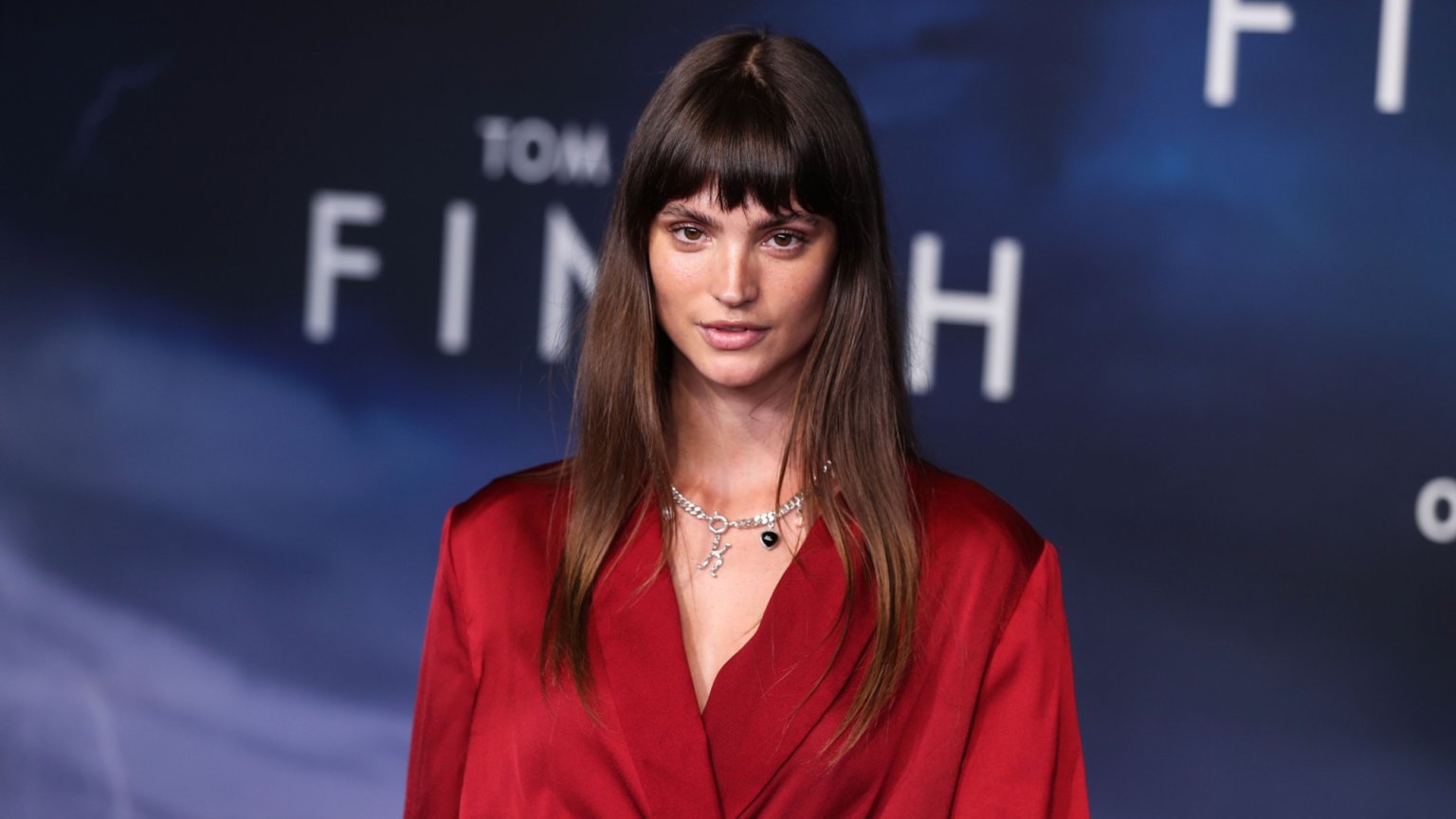 Broer overleden actrice Charlbi Dean maakt details bekend over haar dood