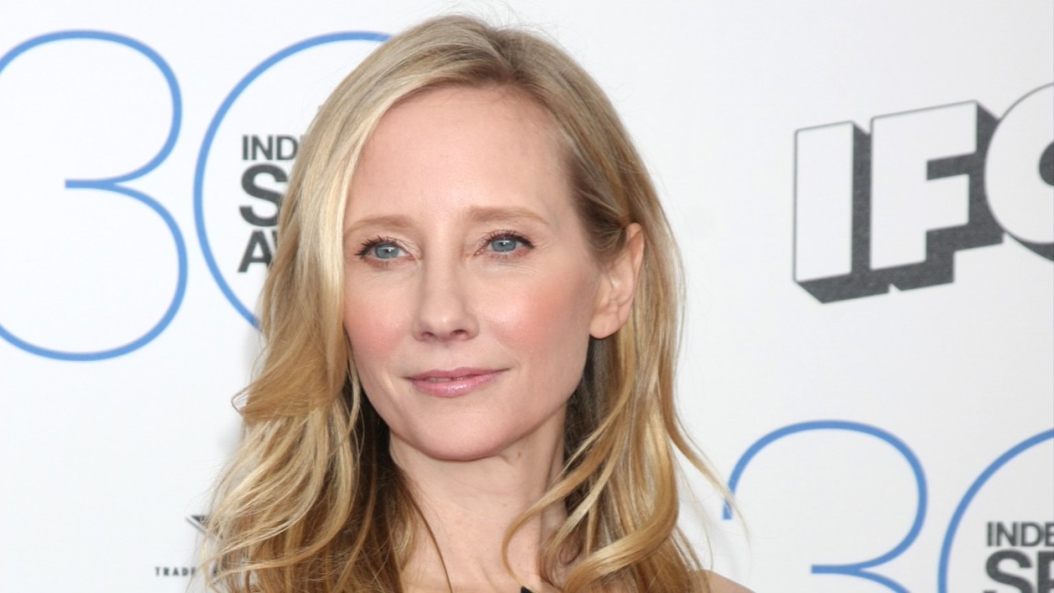 Nieuw rapport onthult dat Anne Heche 45 minuten lang vastzat in brandende auto