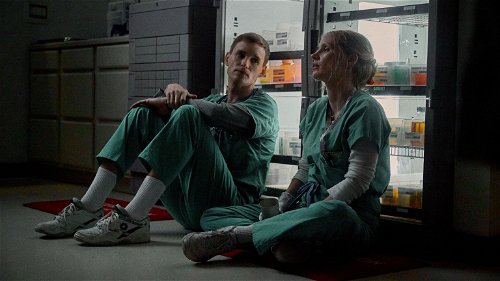 Jessica Chastain ontdekt iets gruwelijks over Eddie Redmayne in de trailer van nieuwe Netflix-film