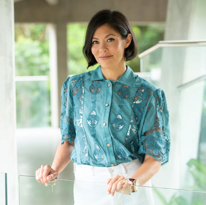 Alex Wagner als presentatrice in 'The Mole', afbeelding via Netflix / Julian Panetta