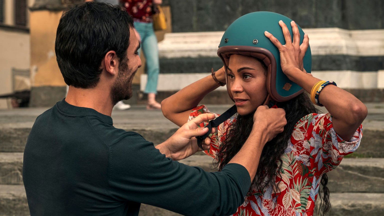 Zoe Saldana vindt liefde in Italië in de trailer van waargebeurde Netflix-miniserie