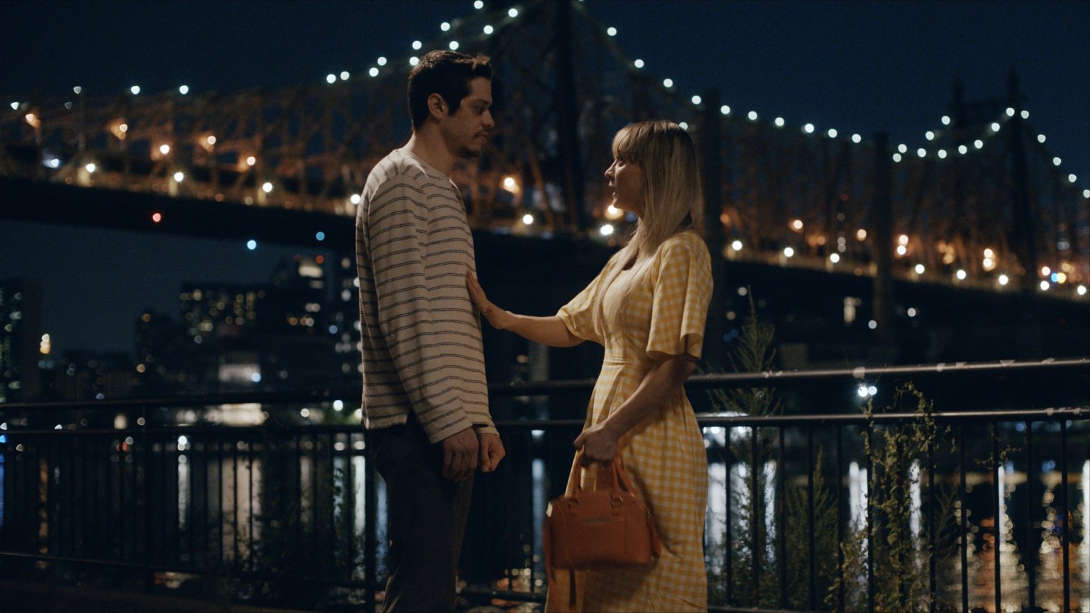 Pete Davidson en Kaley Cuoco reizen door de tijd in de trailer van 'Meet Cute'