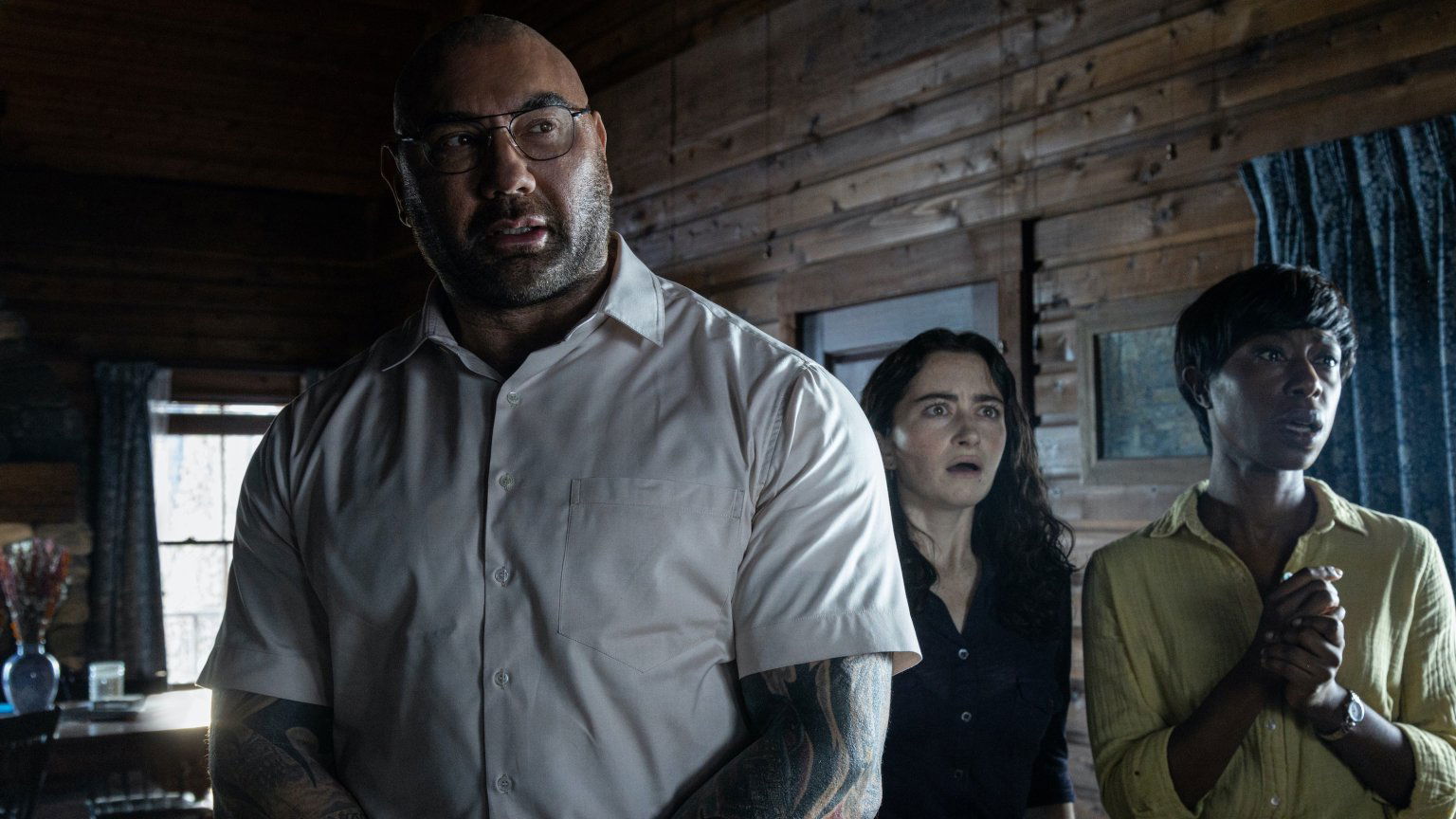 Dave Bautista schittert in de trailer van M. Night Shyamalans nieuwste thriller