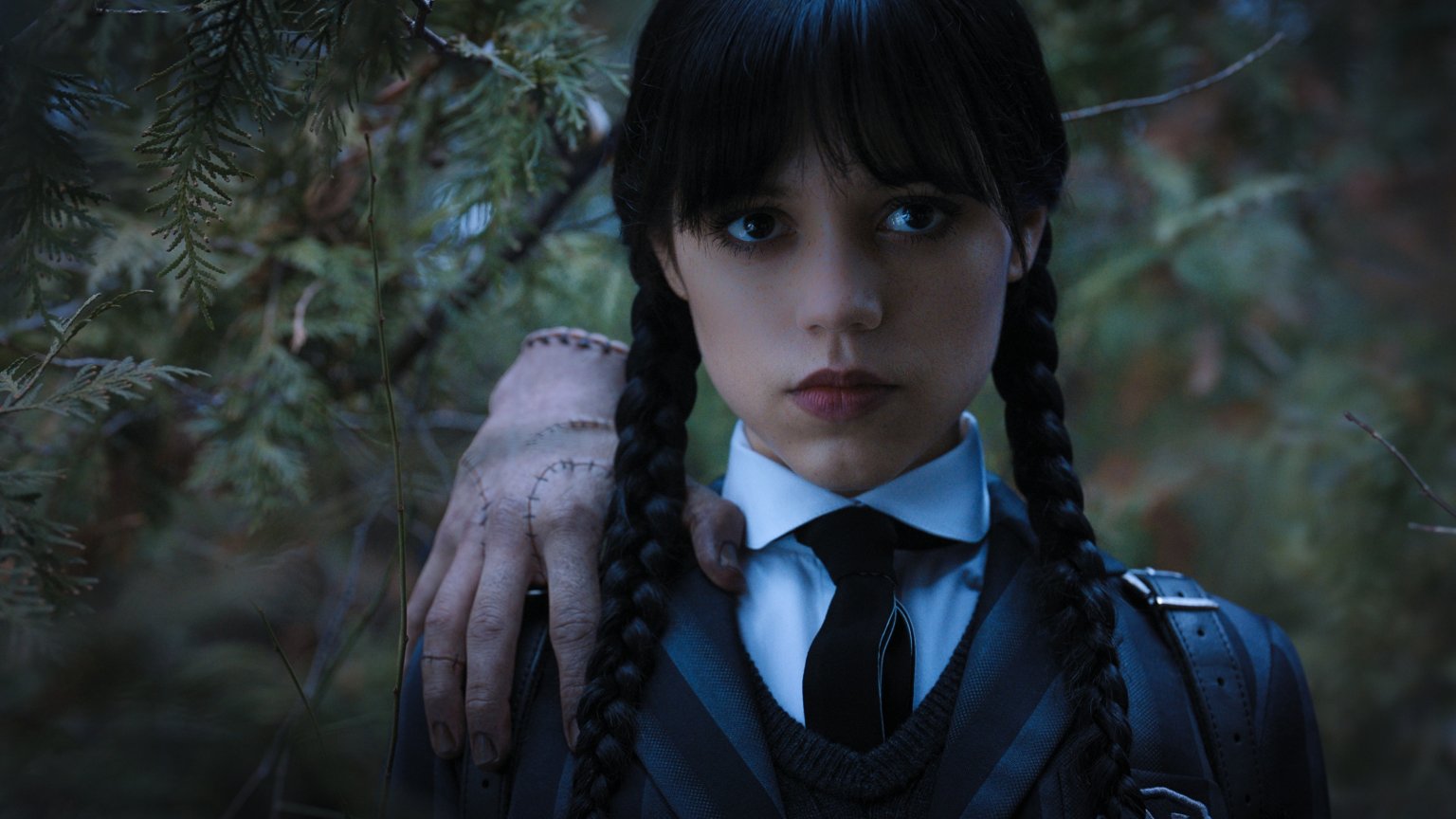 Wednesday bedreigt Thing in sneak peak van Tim Burtons Netflix-serie 'Wednesday'