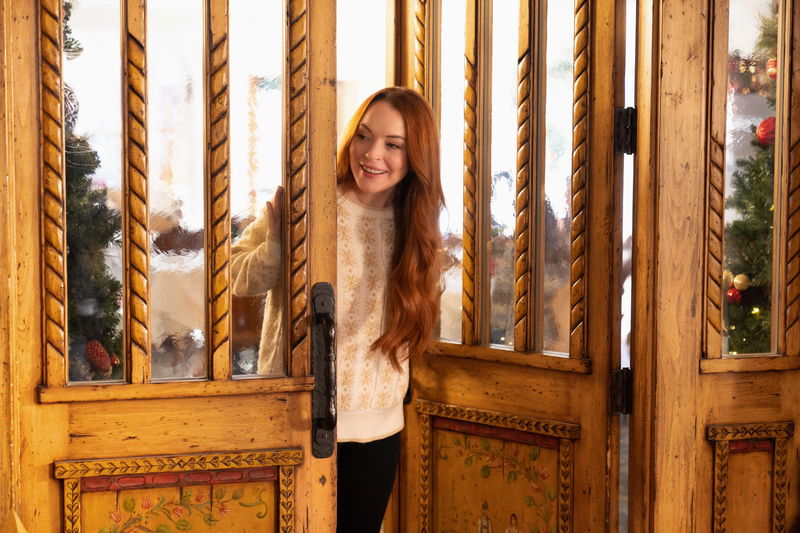 Eerste poster van Netflix-kerstfilm met Lindsay Lohan nu te zien