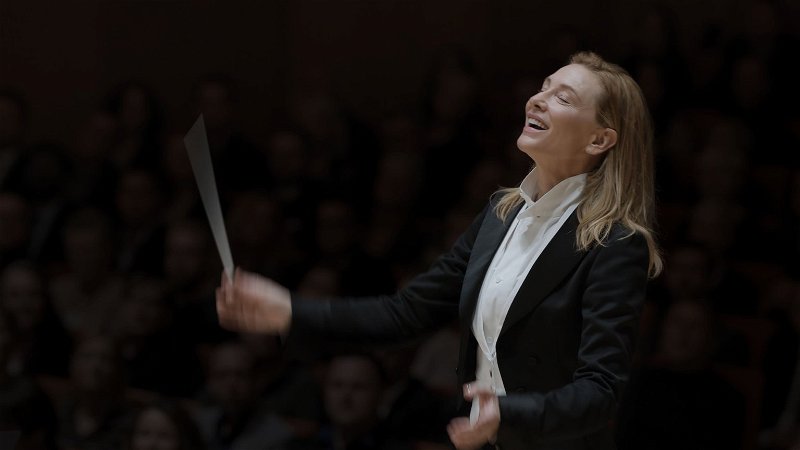 Cate Blanchett zwaait met de dirigeerstok in de trailer van muzikaal drama