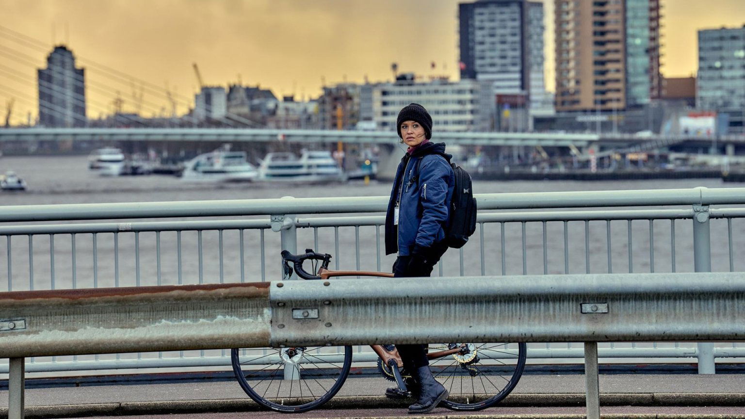 Holly Mae Brood is een ethische hacker in de trailer van Nederlandse Netflix-film 'The Takeover'
