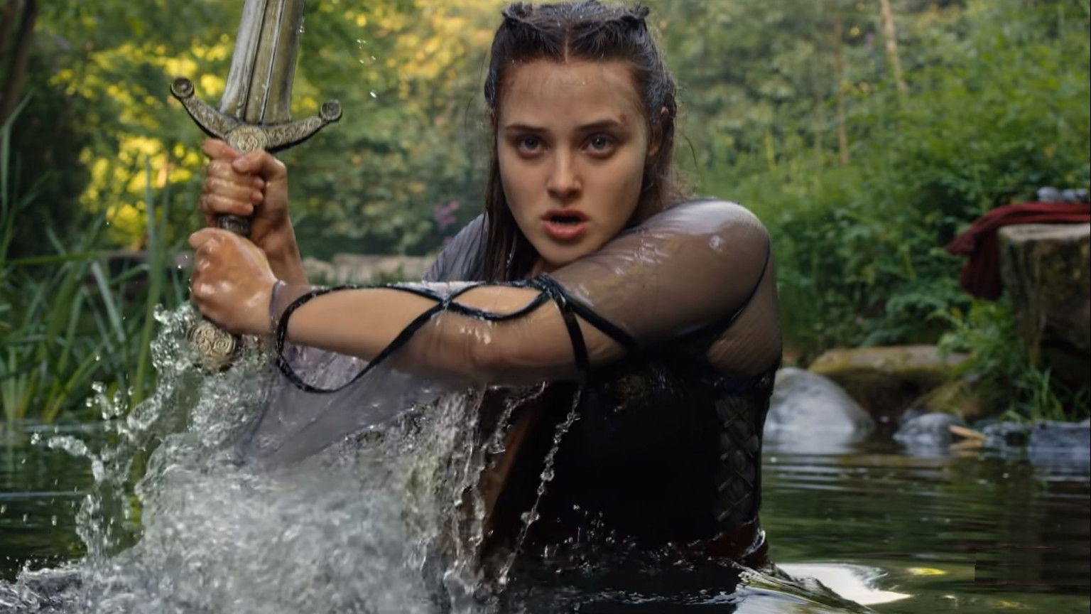 'Cursed'-ster Katherine Langford legt in detail de Red Lake-scène uit