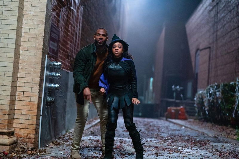 Nieuw op Netflix: heksen, zombies en clowns in Halloween-film 'The Curse of Bridge Hollow'