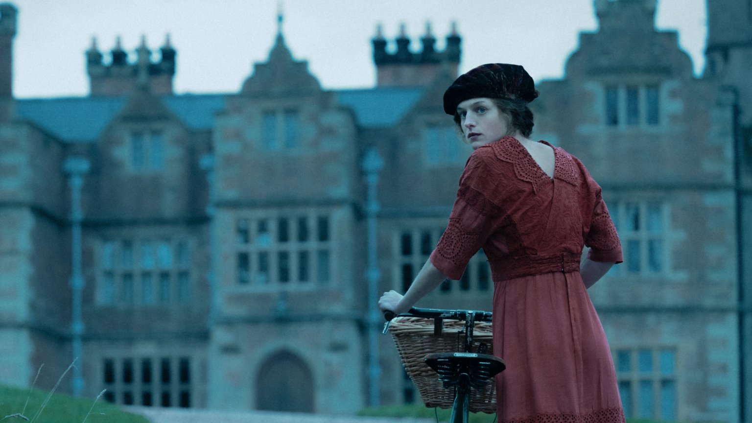 'Lady Chatterly's Lover' met Emma Corrin krijgt releasedatum op Netflix, eerste beelden nu te zien