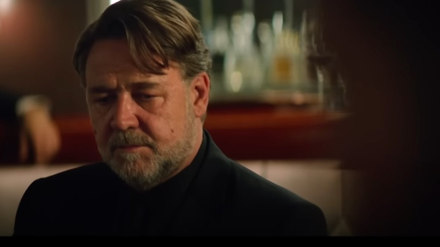 Een pokeravond verandert in een duister wraakplan in de trailer van 'Poker Face' met Russell Crowe