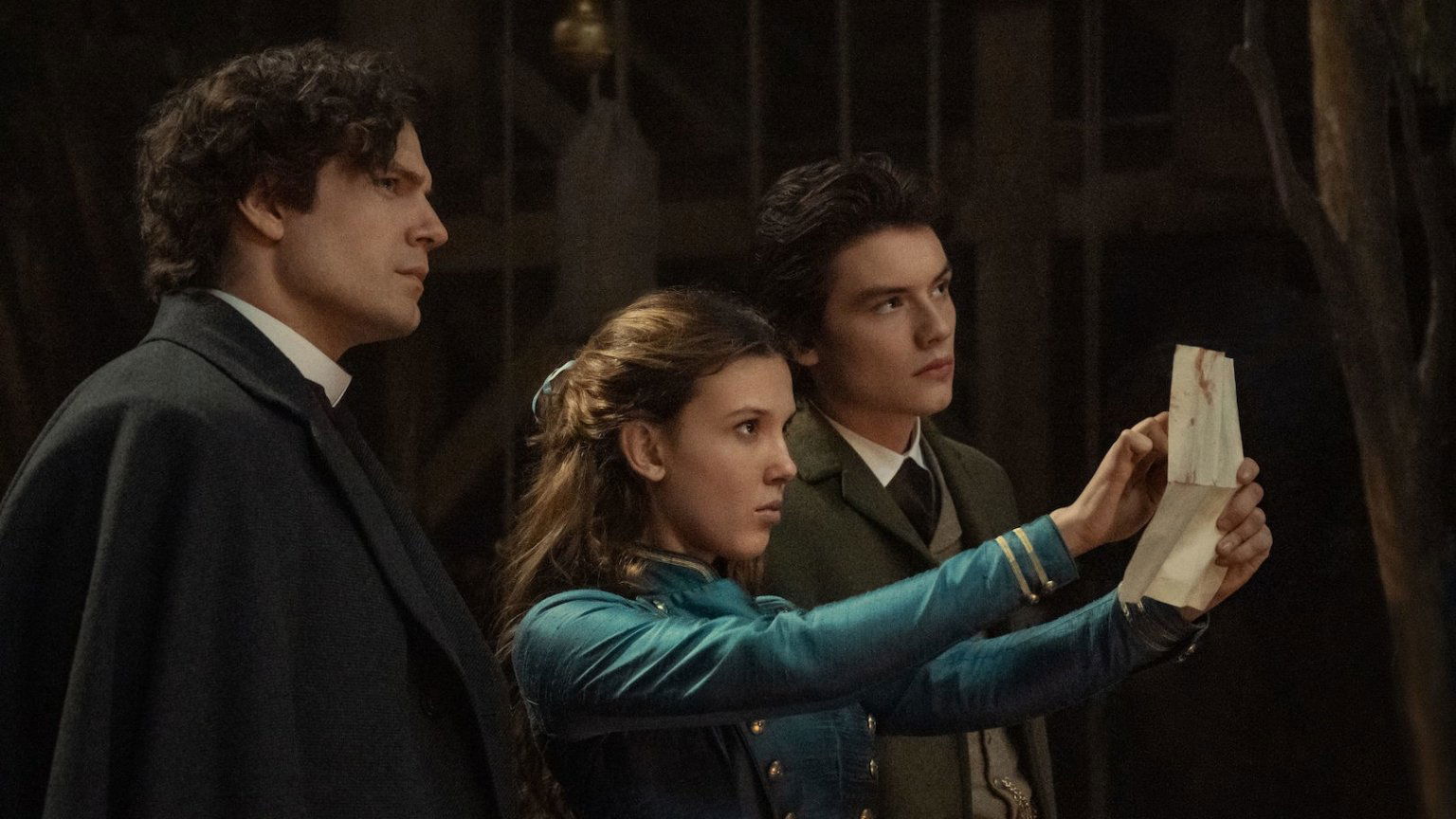 Millie Bobby Brown & Henry Cavill blikken terug én vooruit op de nieuwe 'Enola Holmes', volgende week te zien