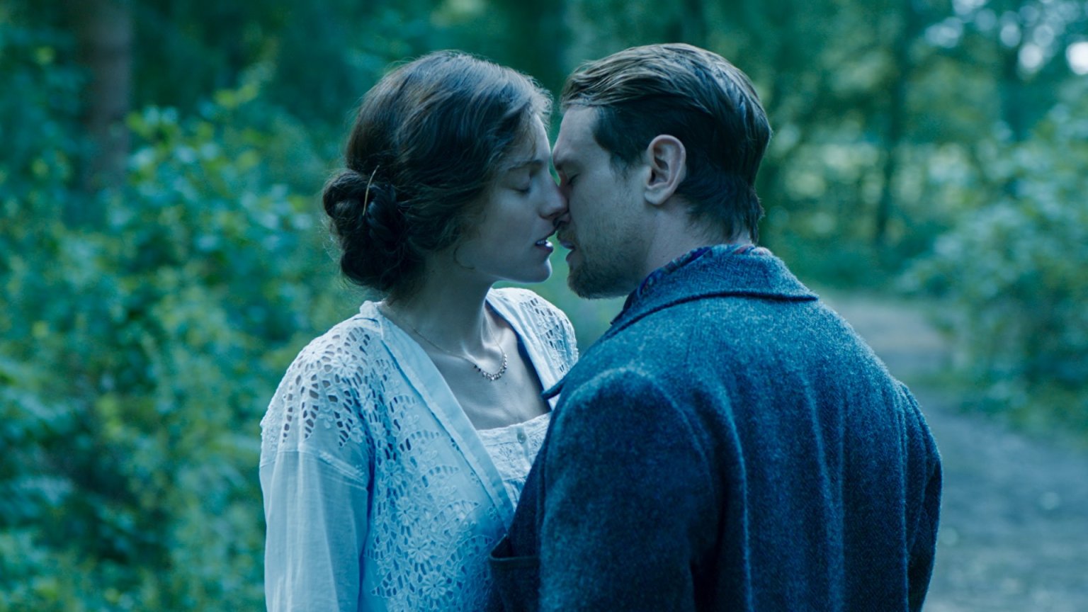 Emma Corrin schittert in de trailer van aankomende Netflix-film 'Lady Chatterley's Lover'