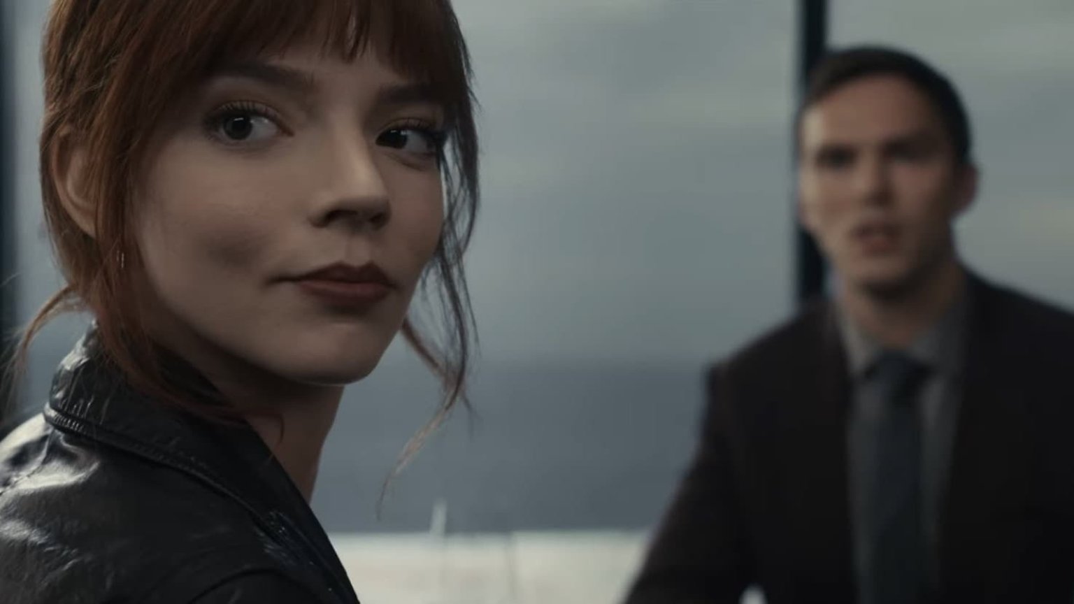 Anya Taylor-Joy wordt achternagezeten door Ralph Fiennes in nieuwe beelden van horrorfilm 'The Menu'